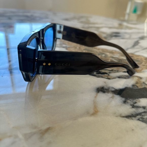 Gucci GG1262S sunglasses grey frame with blue lenses! LIKE NEW!!!!!! - Picture 3 of 7
